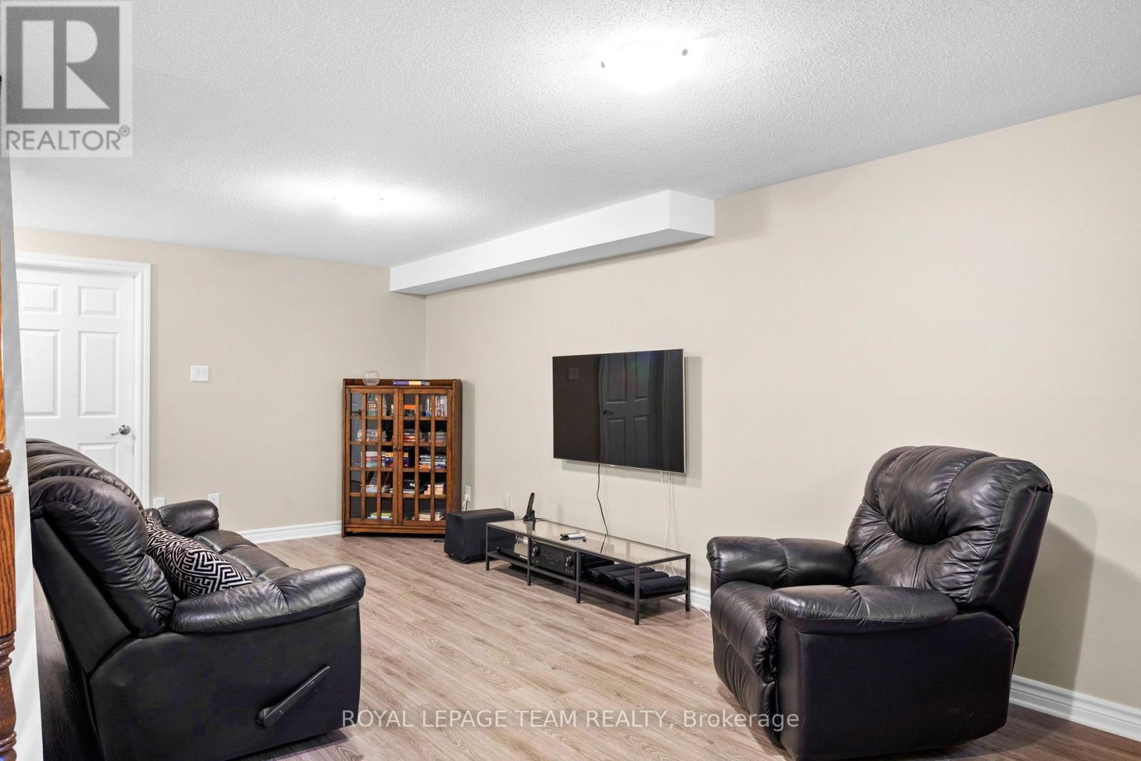 32 Trump Avenue Property Photo 31