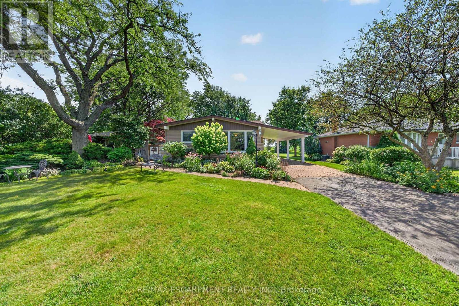 8399 Dickenson Road E Property Photo 1