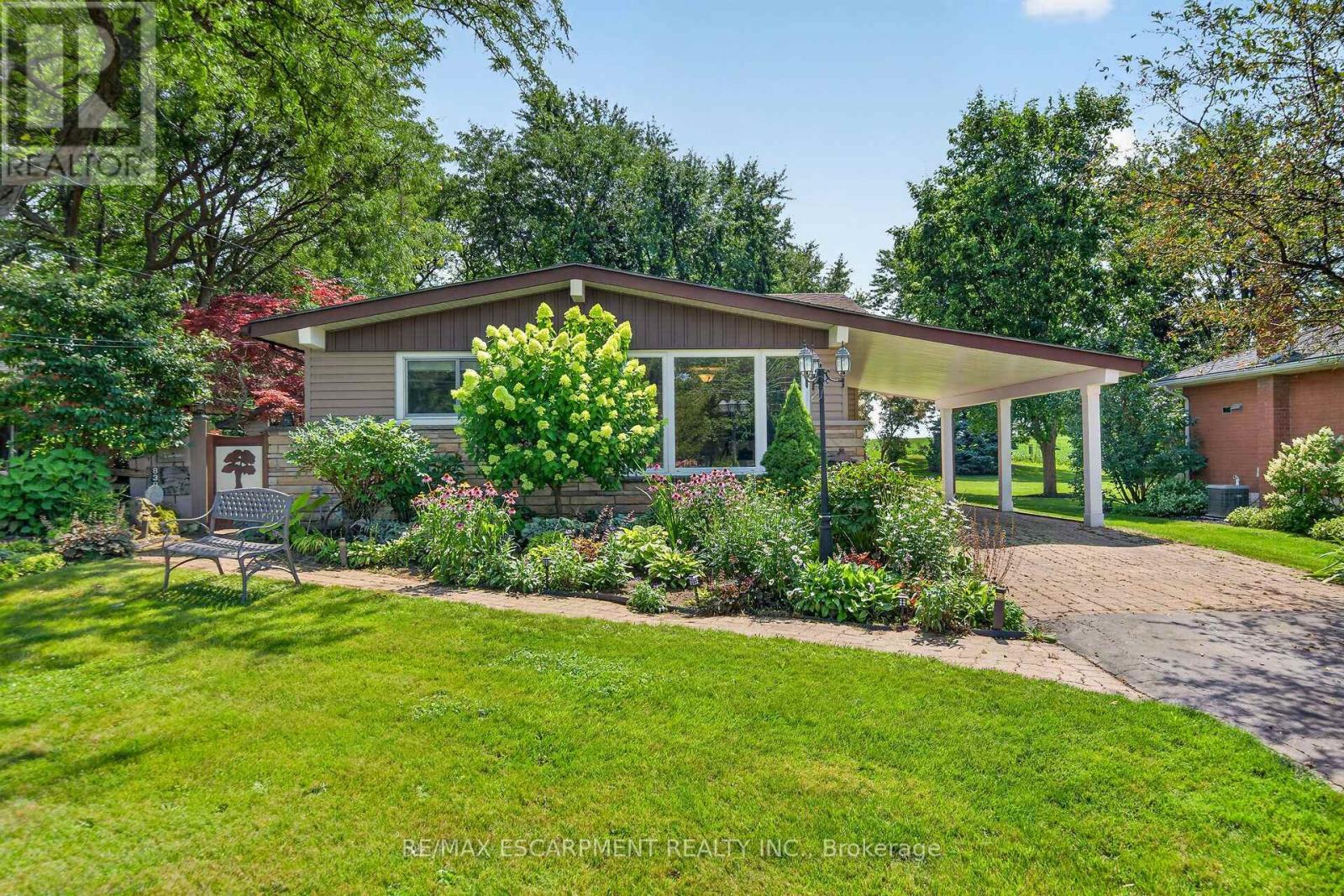 8399 Dickenson Road E Property Photo 2