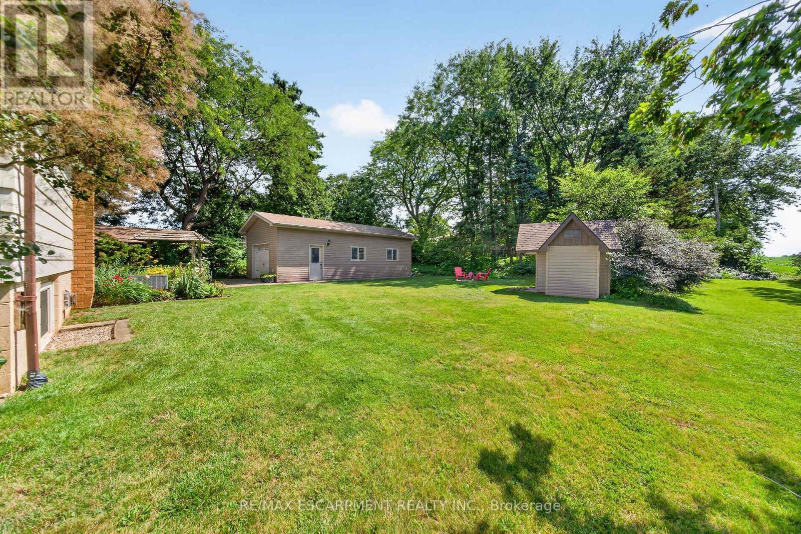 8399 Dickenson Road E Property Photo 3