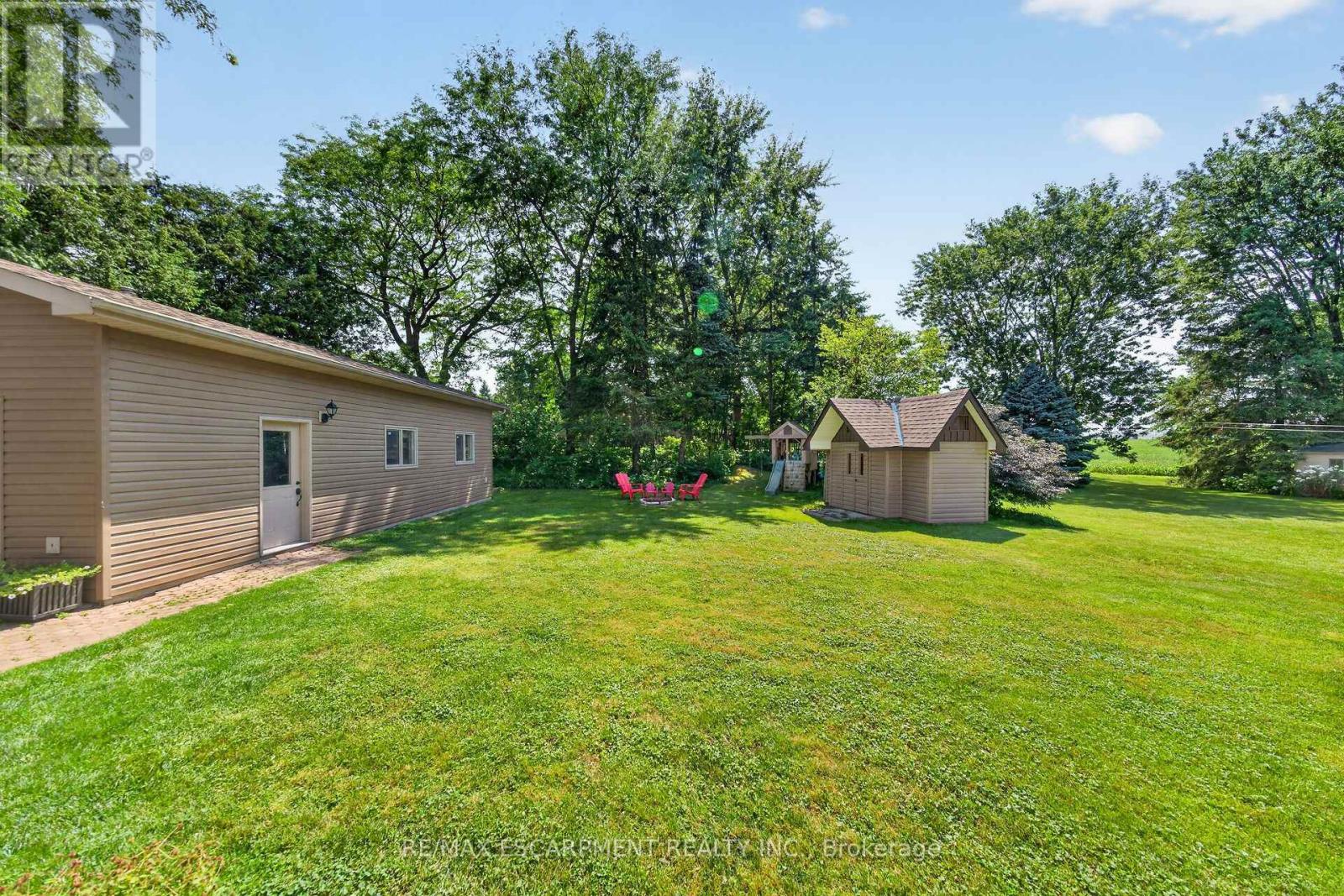 8399 Dickenson Road E Property Photo 4