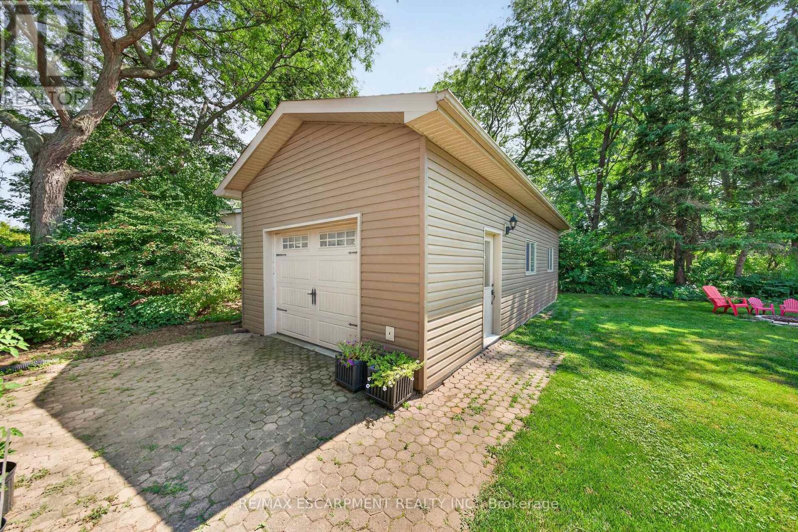 8399 Dickenson Road E Property Photo 5