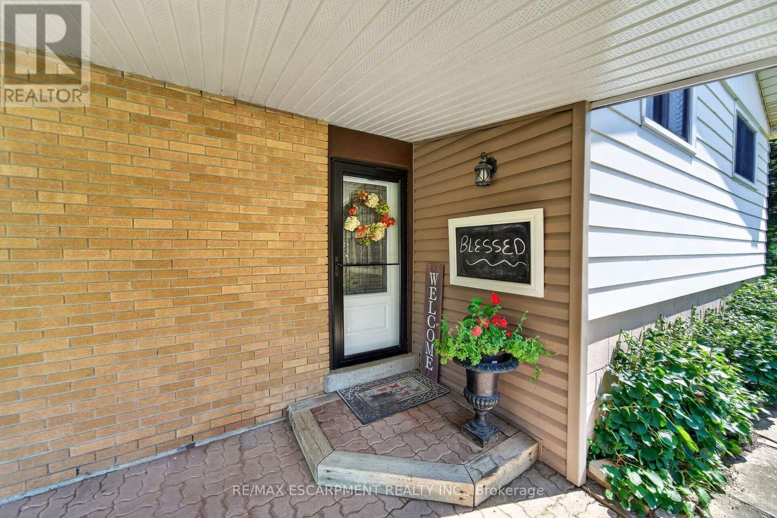 8399 Dickenson Road E Property Photo 6