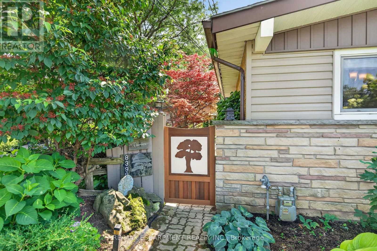 8399 Dickenson Road E Property Photo 7