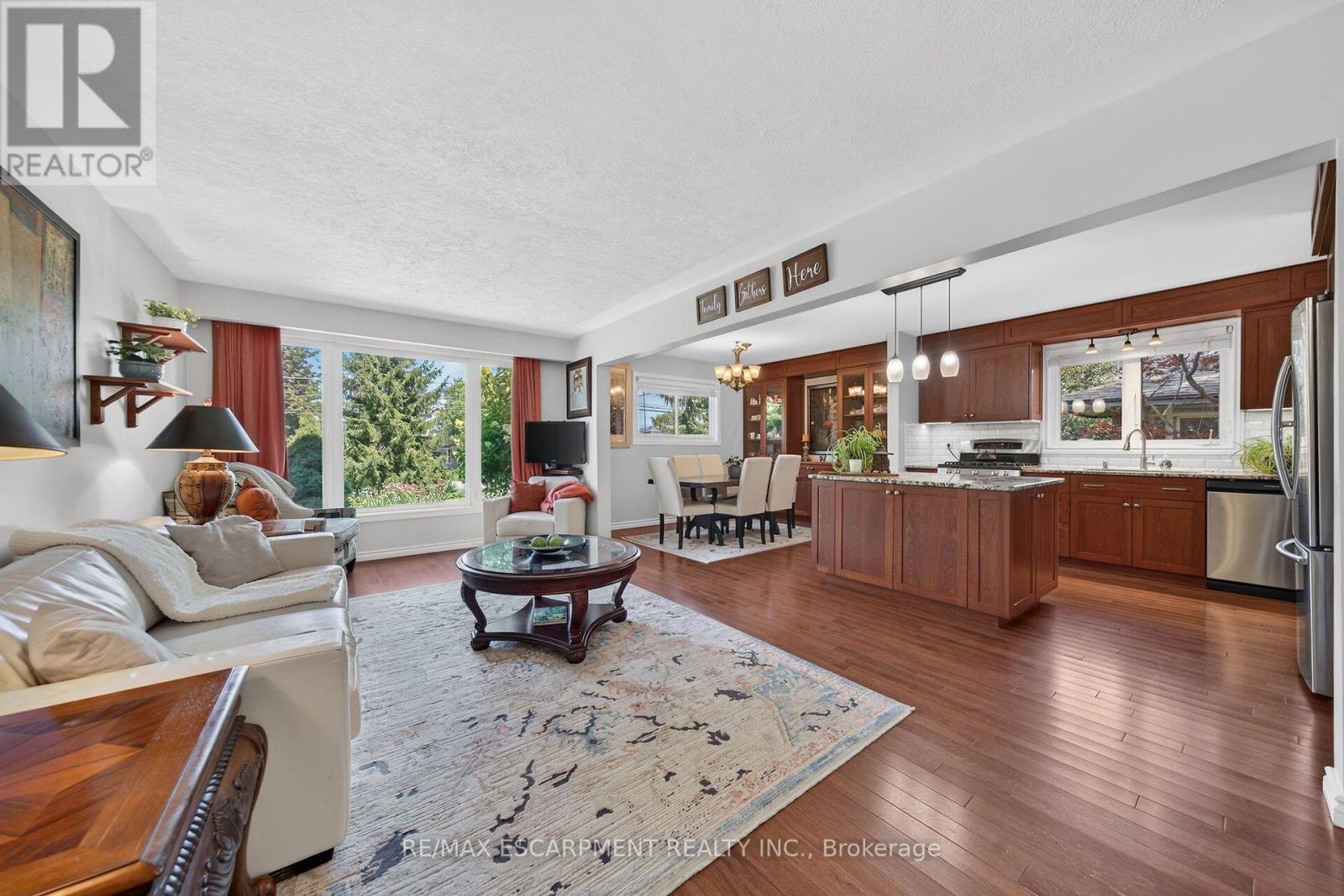 8399 Dickenson Road E Property Photo 8