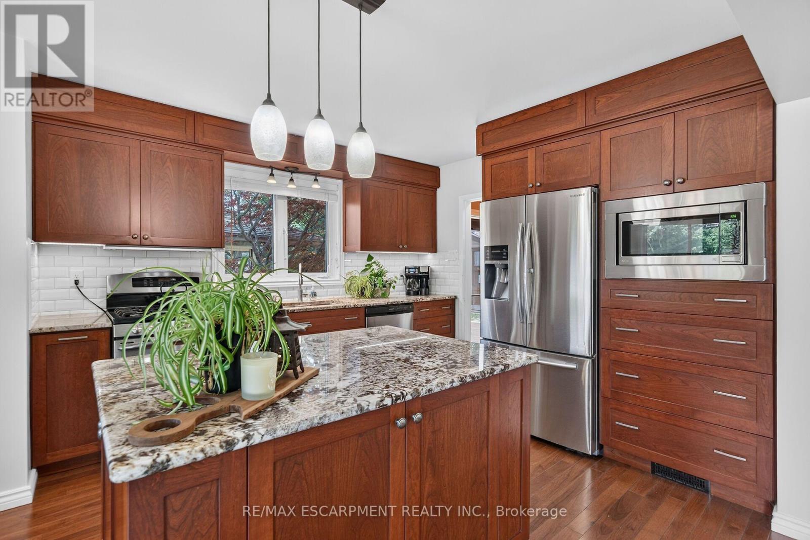 8399 Dickenson Road E Property Photo 12