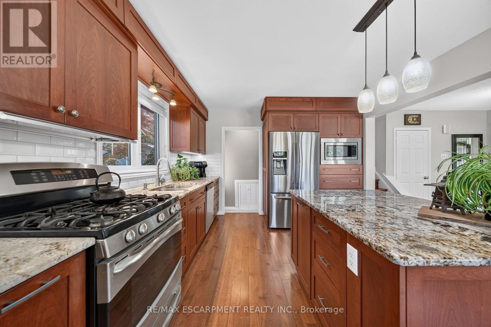 8399 Dickenson Road E Property Photo 13