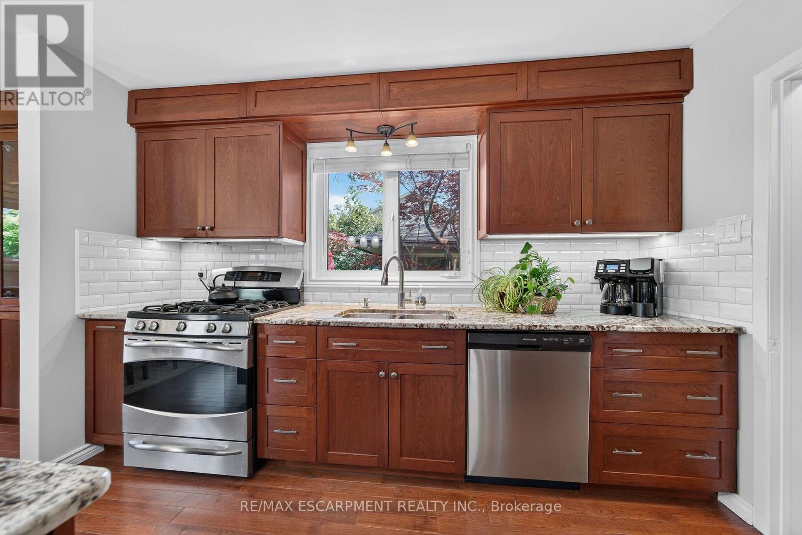 8399 Dickenson Road E Property Photo 14