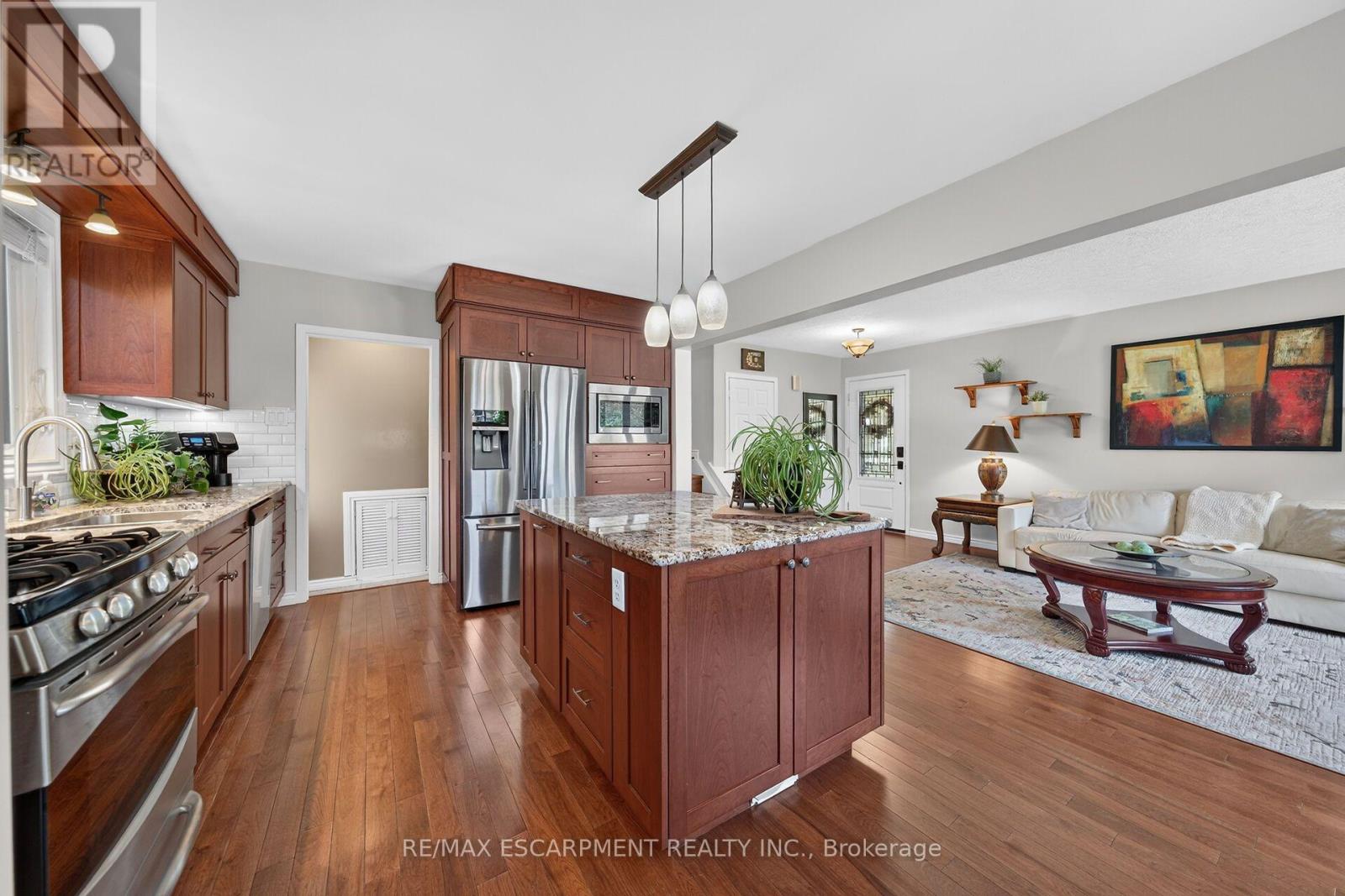 8399 Dickenson Road E Property Photo 15