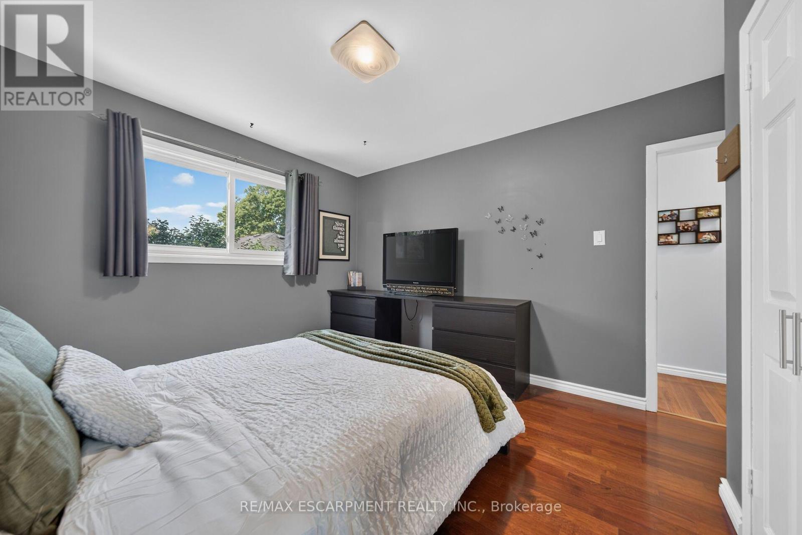 8399 Dickenson Road E Property Photo 22