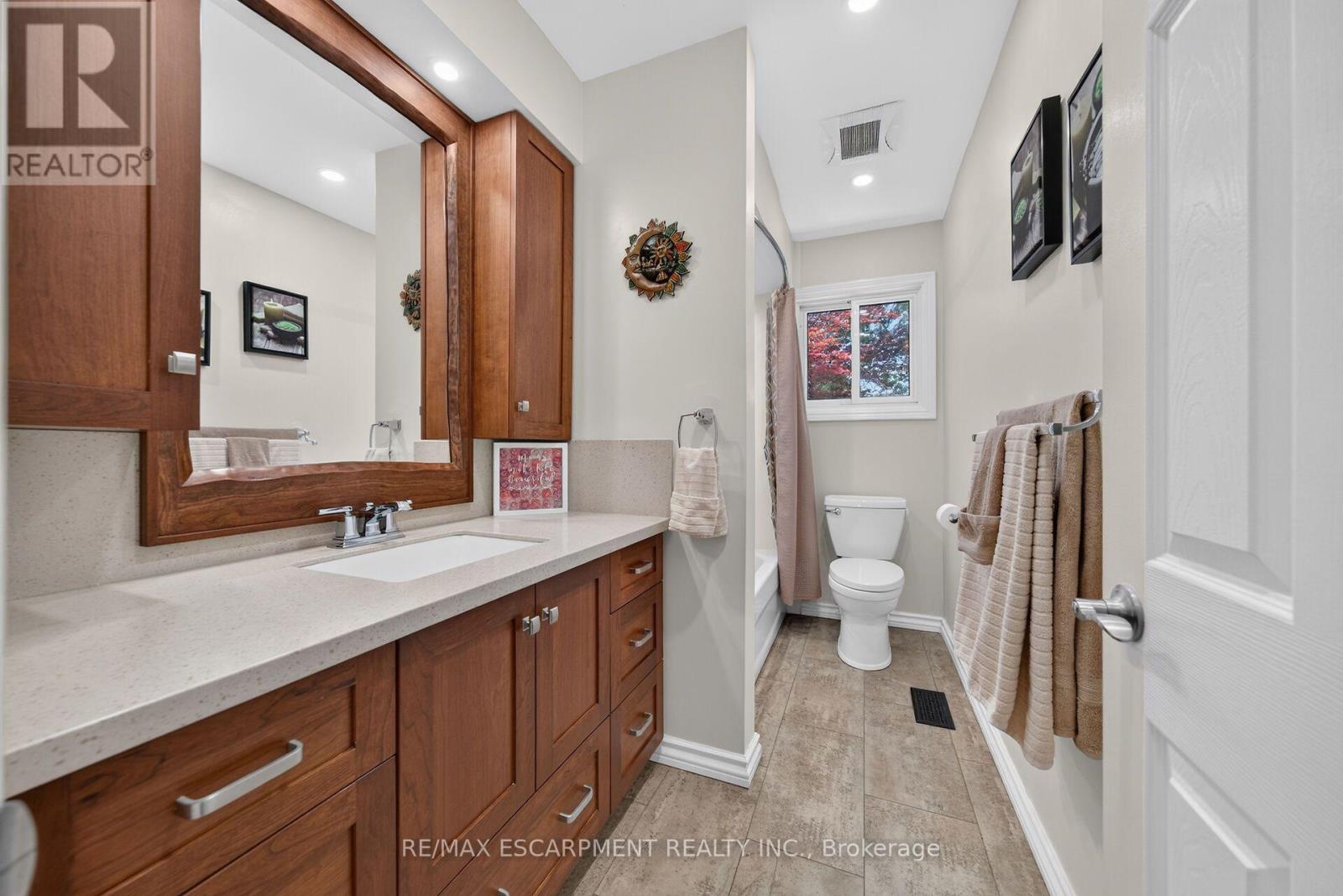 8399 Dickenson Road E Property Photo 23