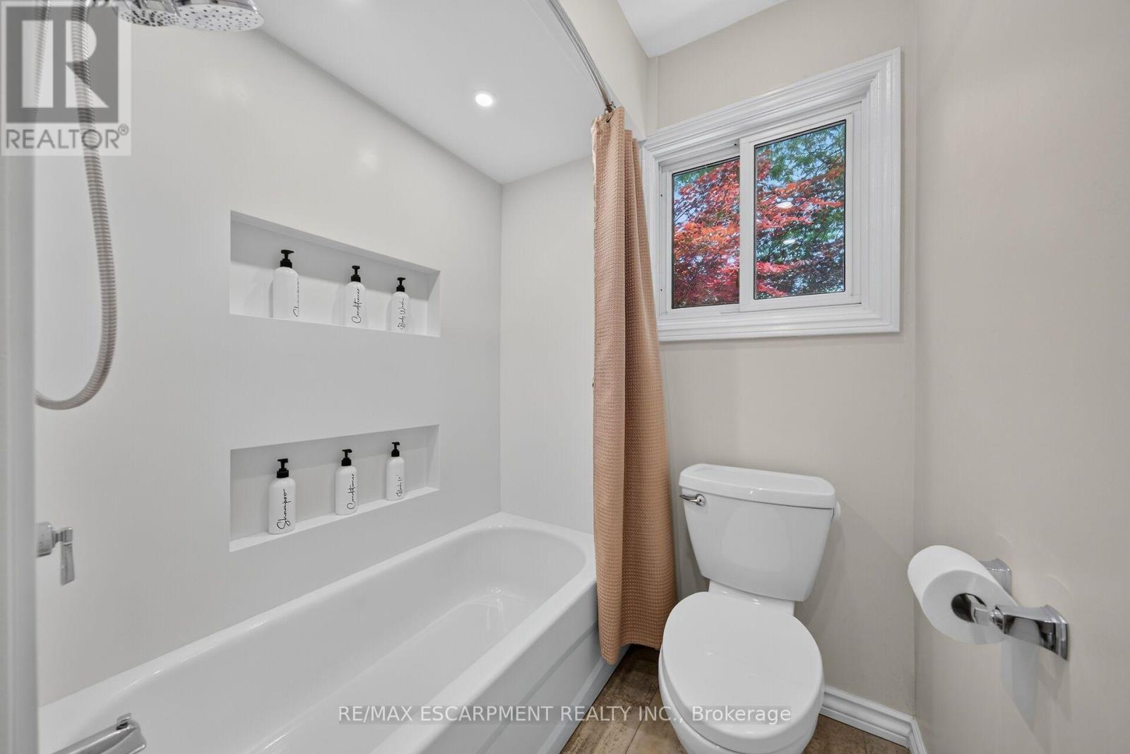 8399 Dickenson Road E Property Photo 24