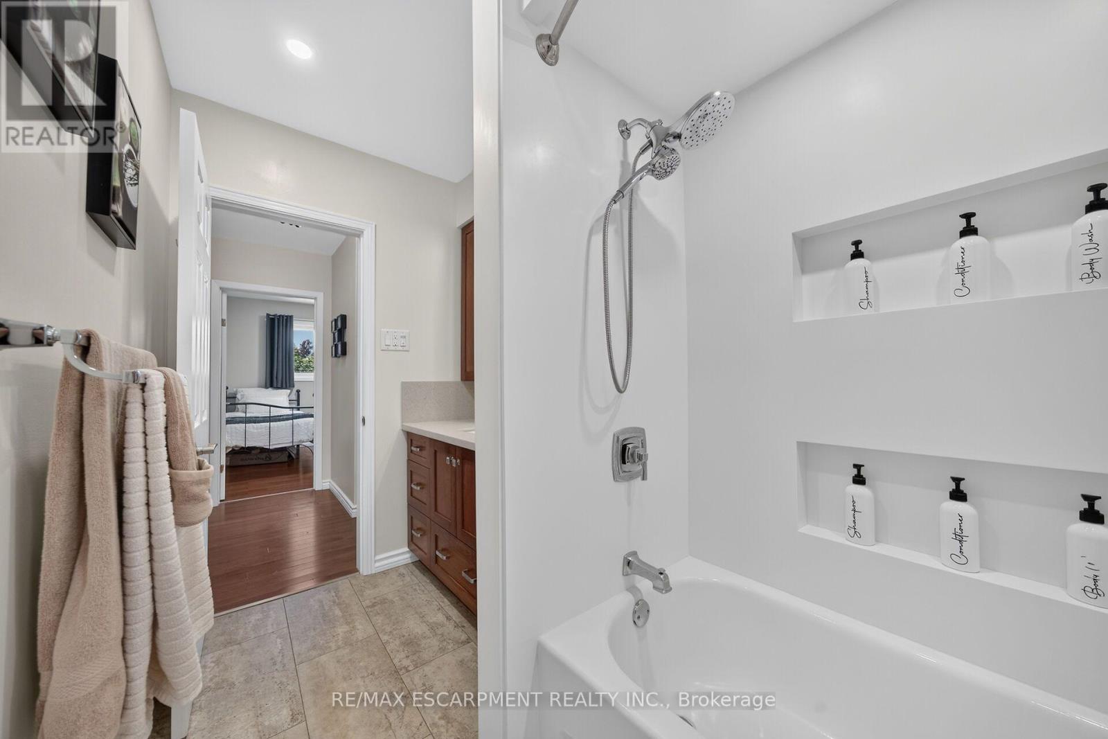 8399 Dickenson Road E Property Photo 25