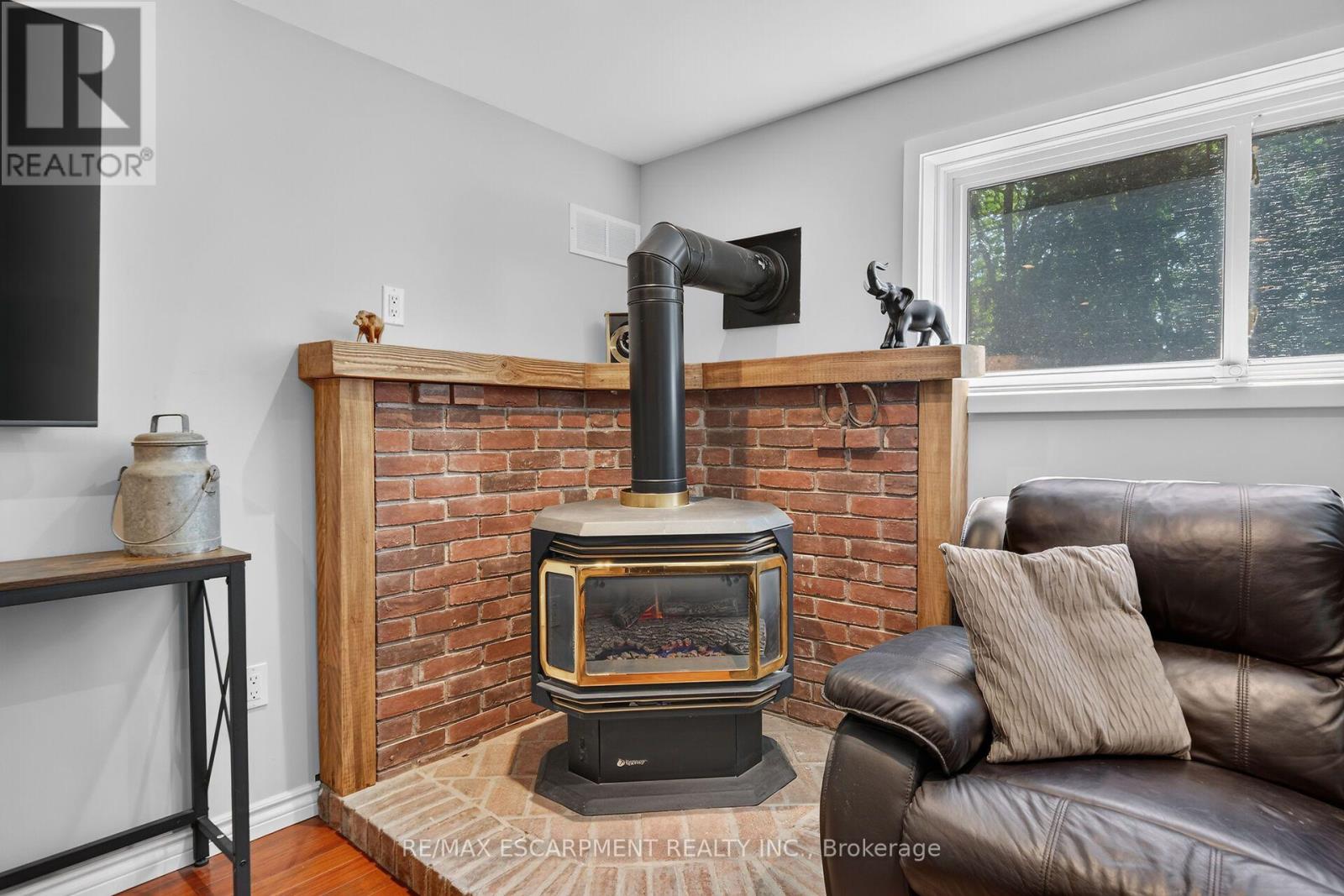 8399 Dickenson Road E Property Photo 32