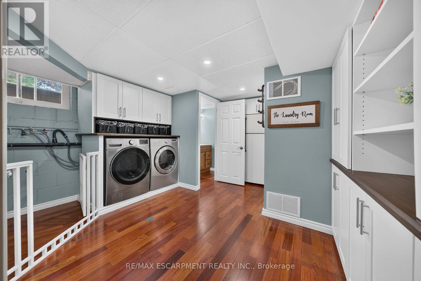 8399 Dickenson Road E Property Photo 33