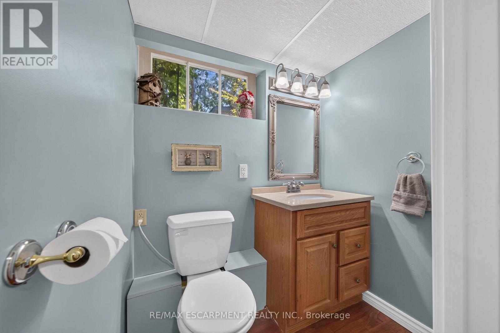 8399 Dickenson Road E Property Photo 36