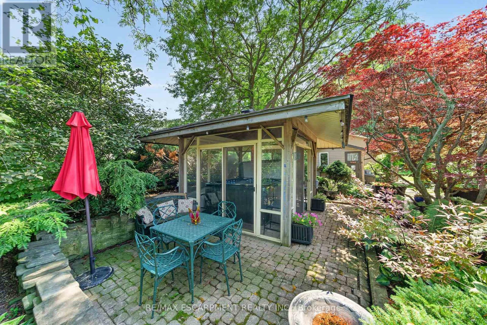 8399 Dickenson Road E Property Photo 41