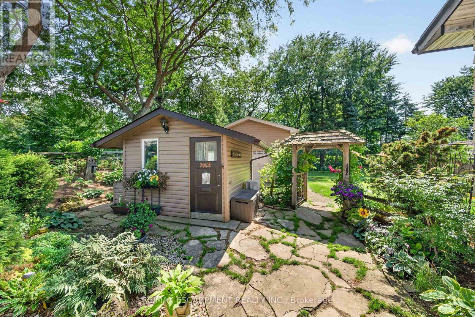 8399 Dickenson Road E Property Photo 42