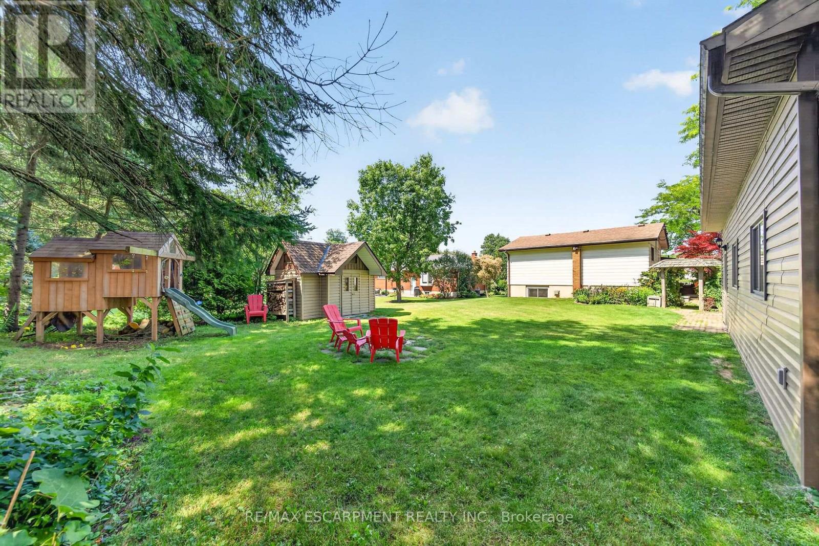 8399 Dickenson Road E Property Photo 44