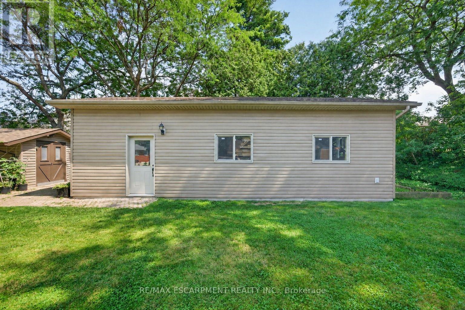 8399 Dickenson Road E Property Photo 46