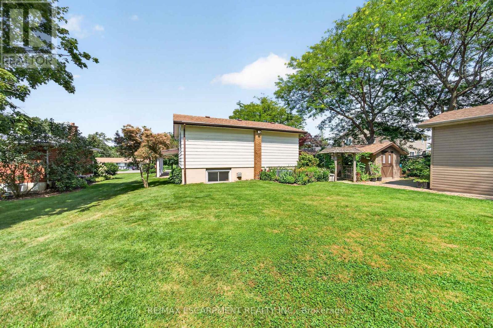 8399 Dickenson Road E Property Photo 47