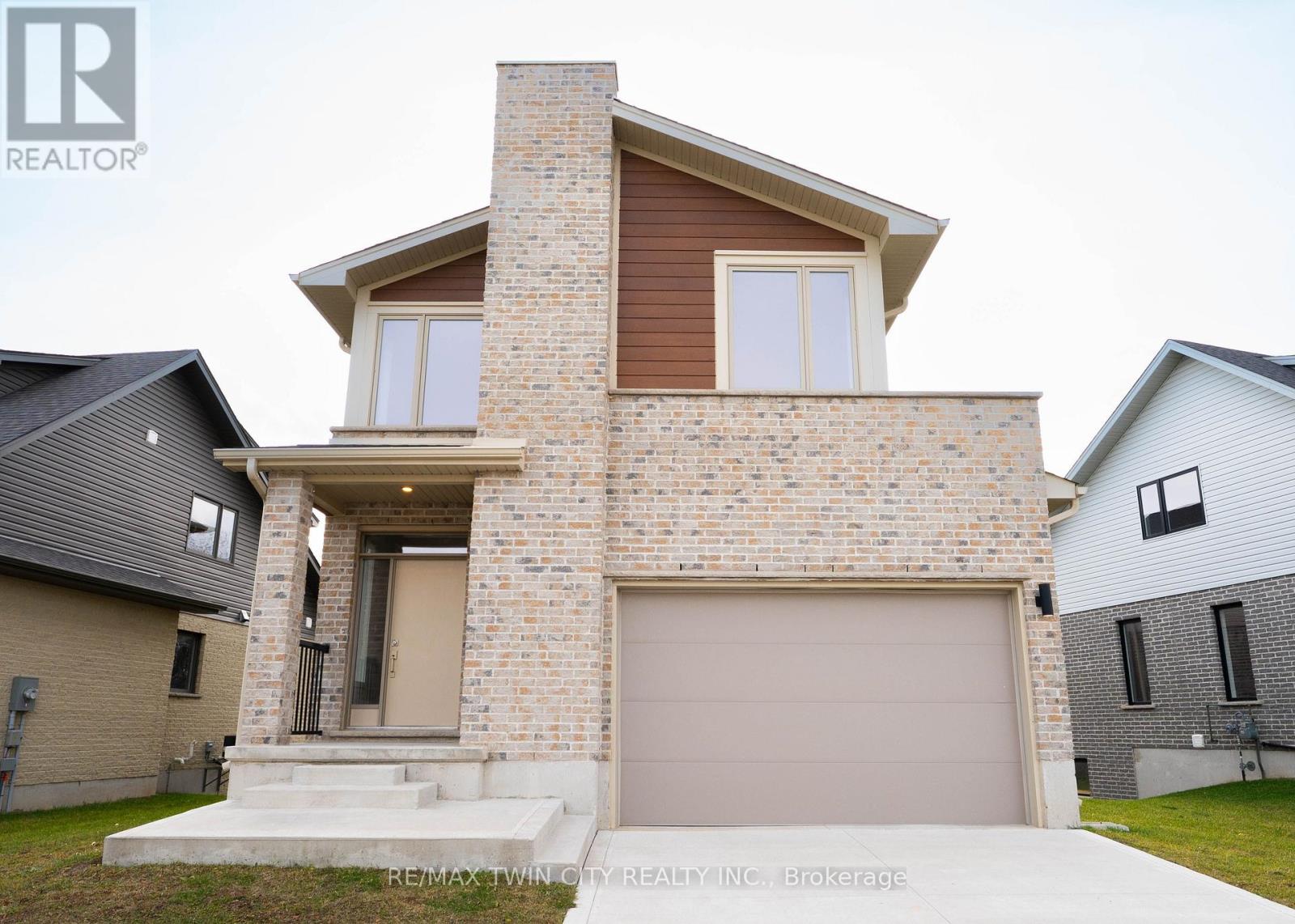2092 Evans Crescent Property Photo 1