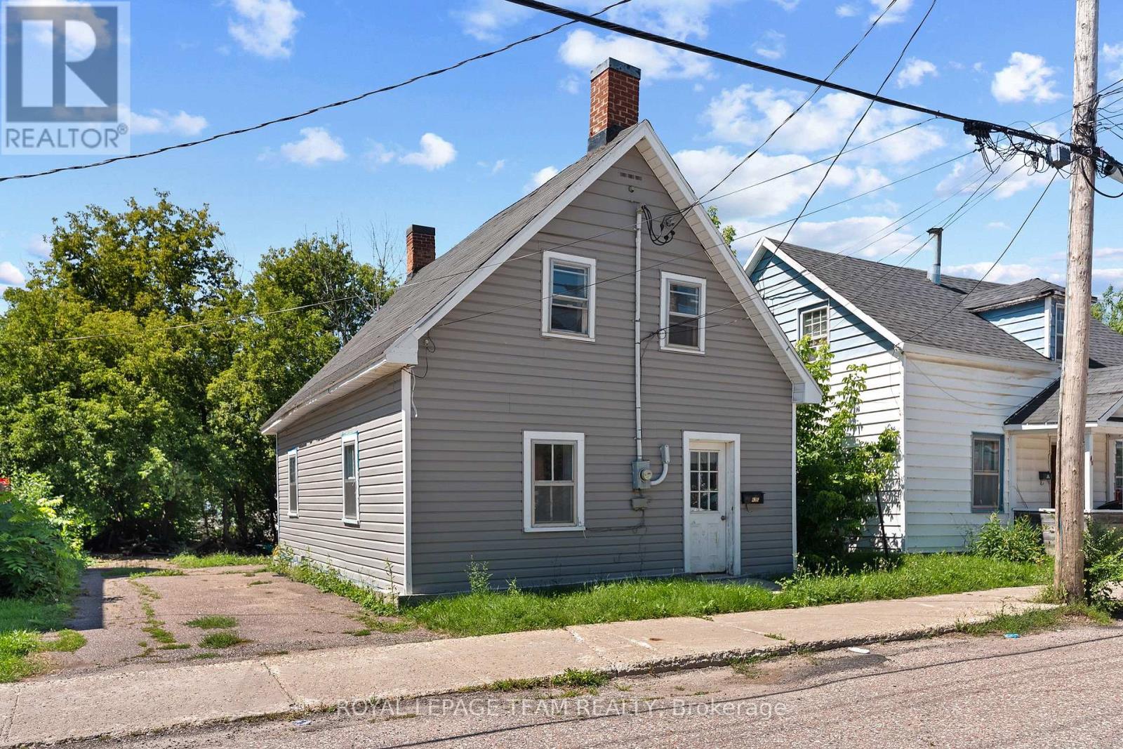 42 BONNECHERE STREET S Property Photo 1