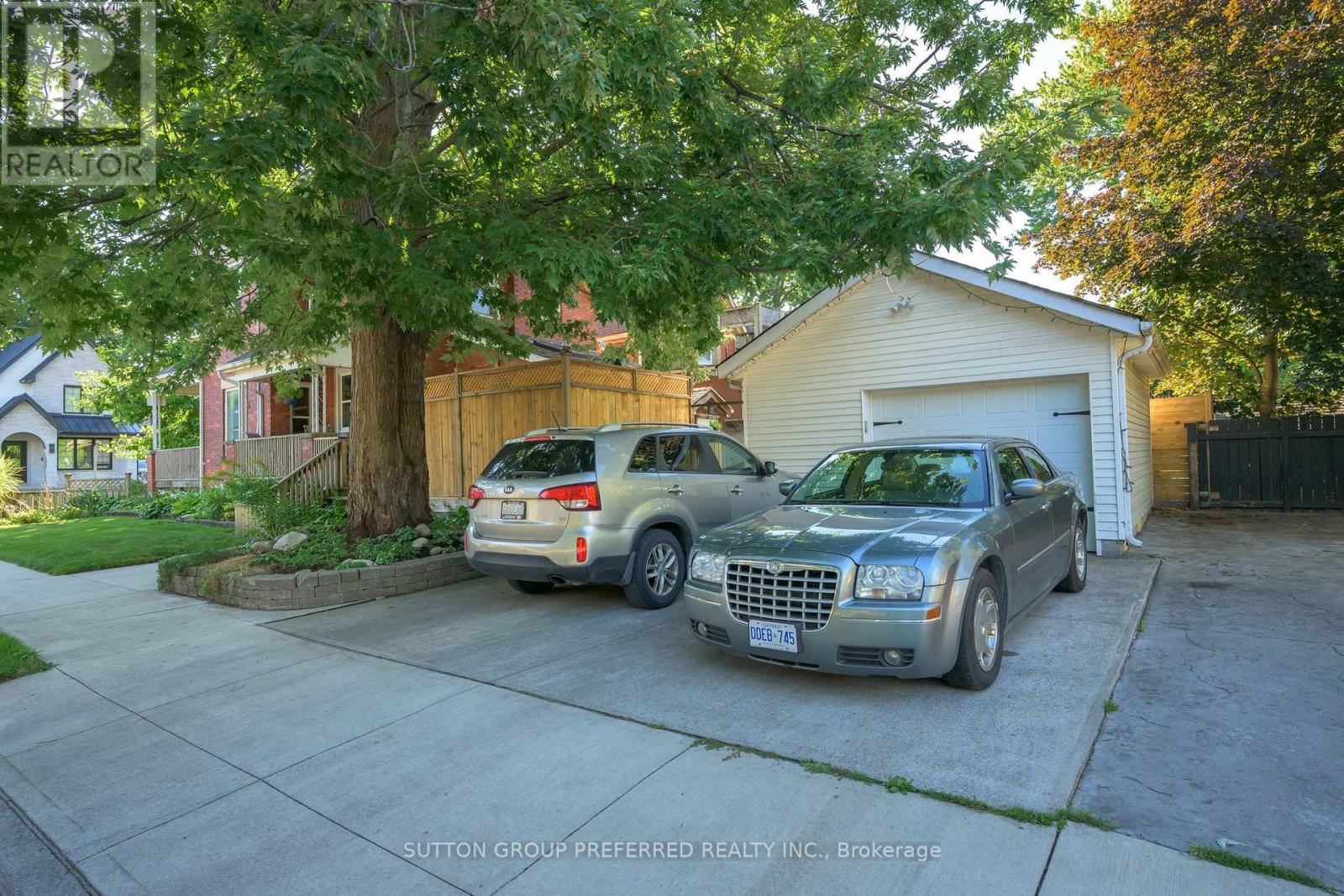 447 Woodman Avenue Property Photo 4