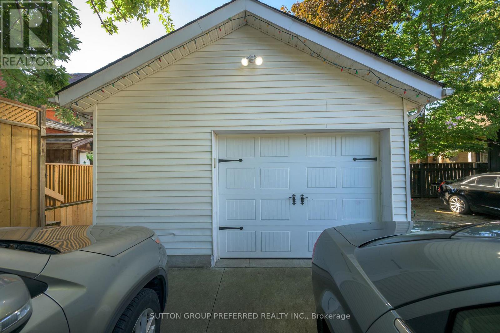 447 Woodman Avenue Property Photo 5