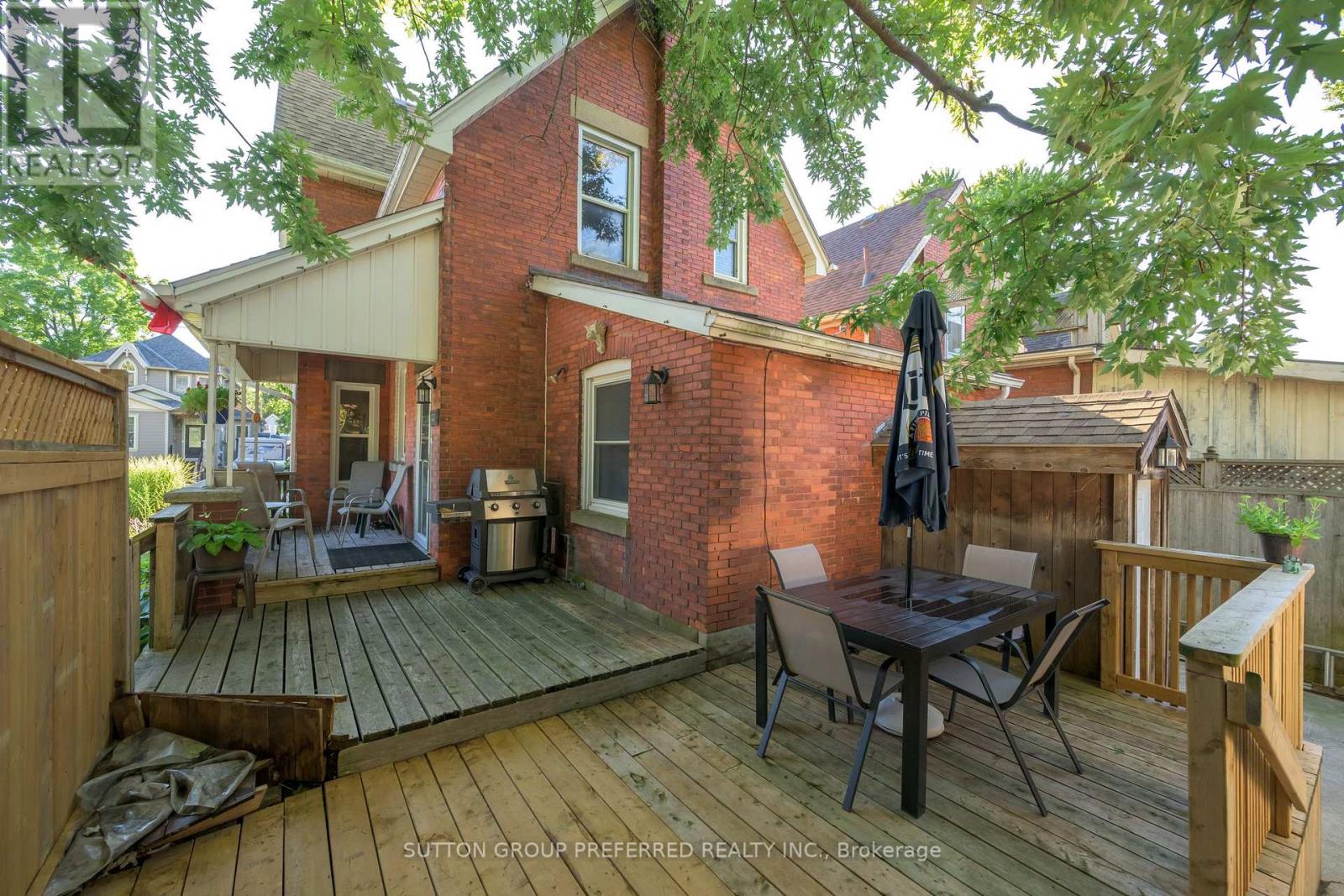 447 Woodman Avenue Property Photo 8
