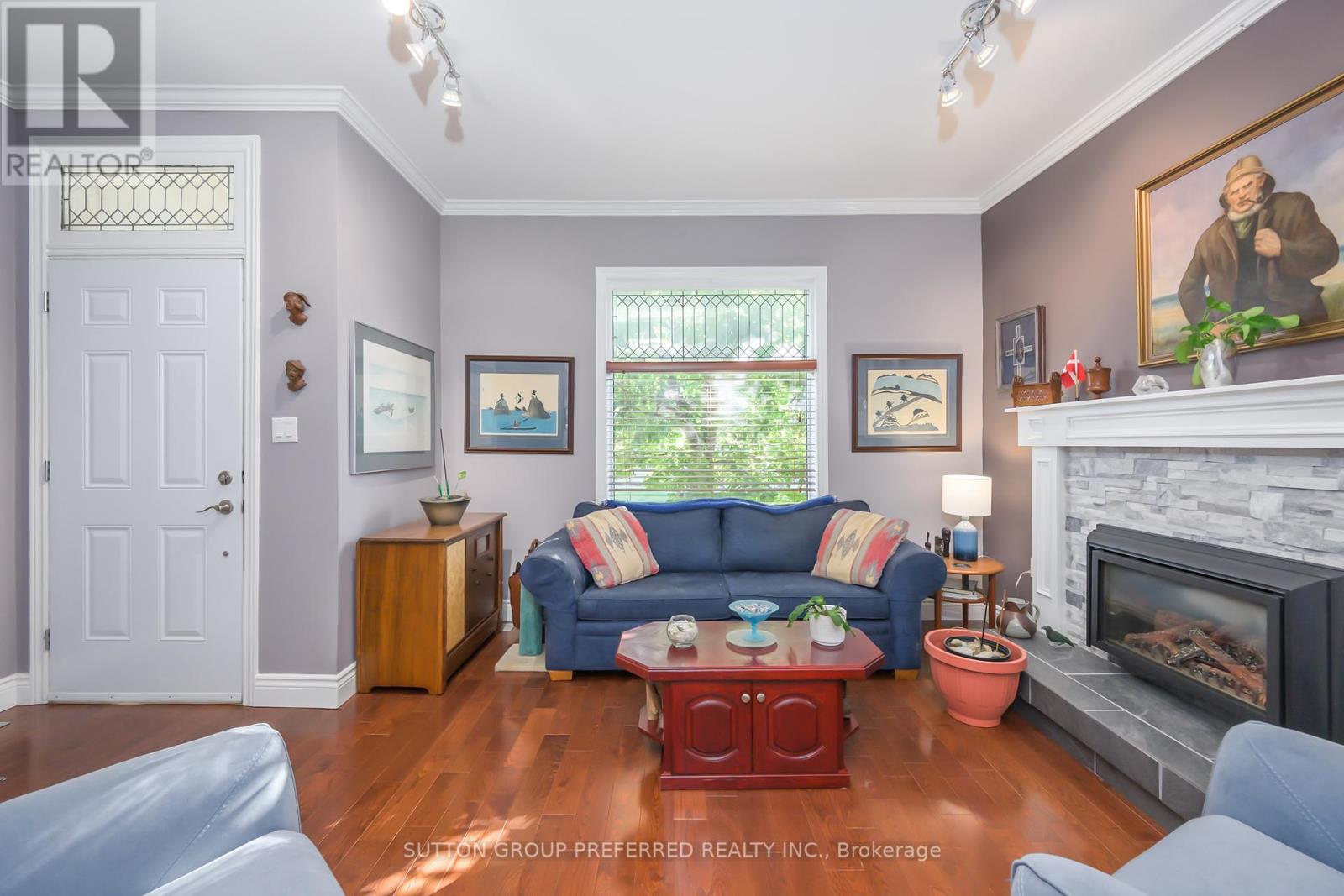 447 Woodman Avenue Property Photo 12