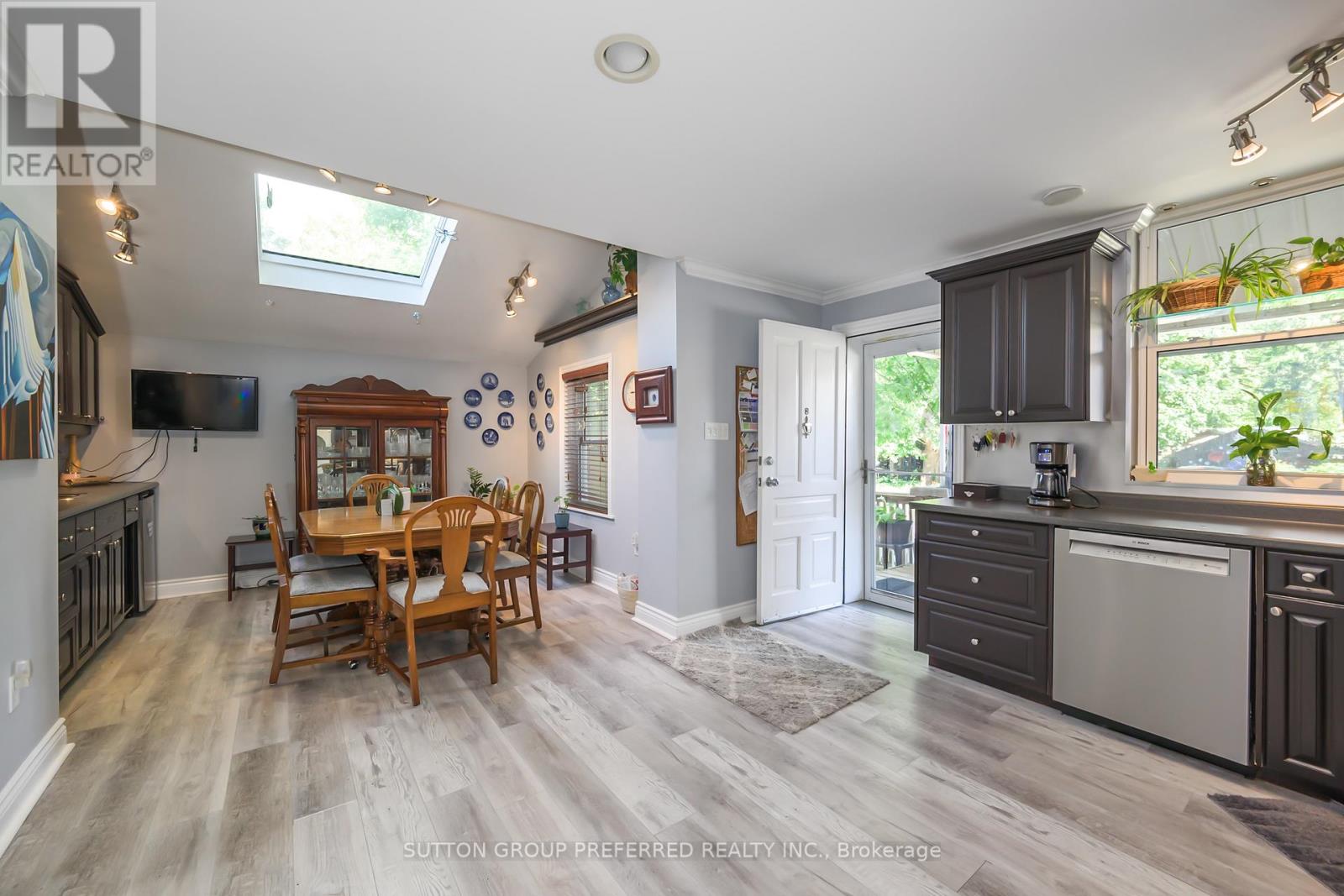 447 Woodman Avenue Property Photo 21