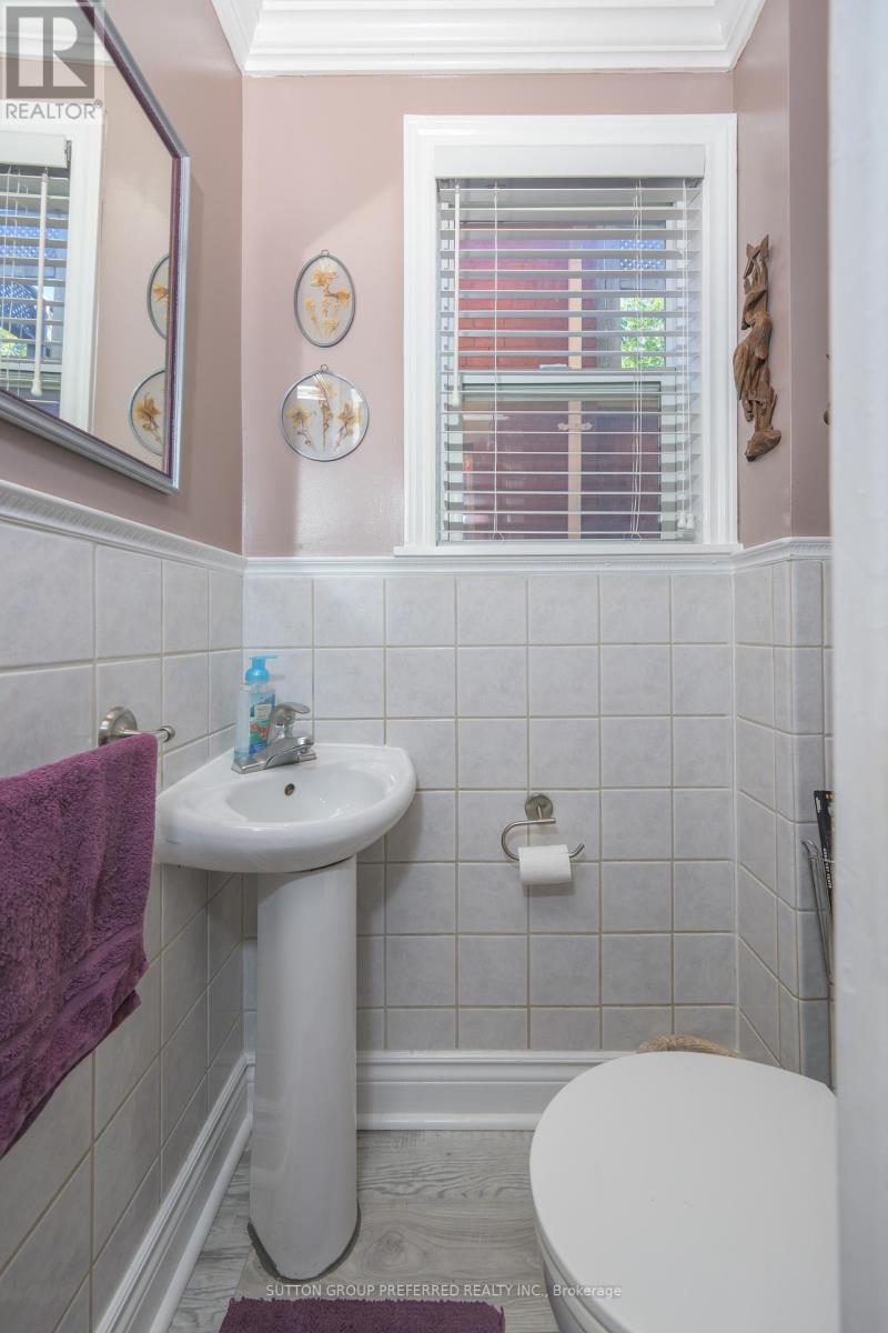 447 Woodman Avenue Property Photo 23