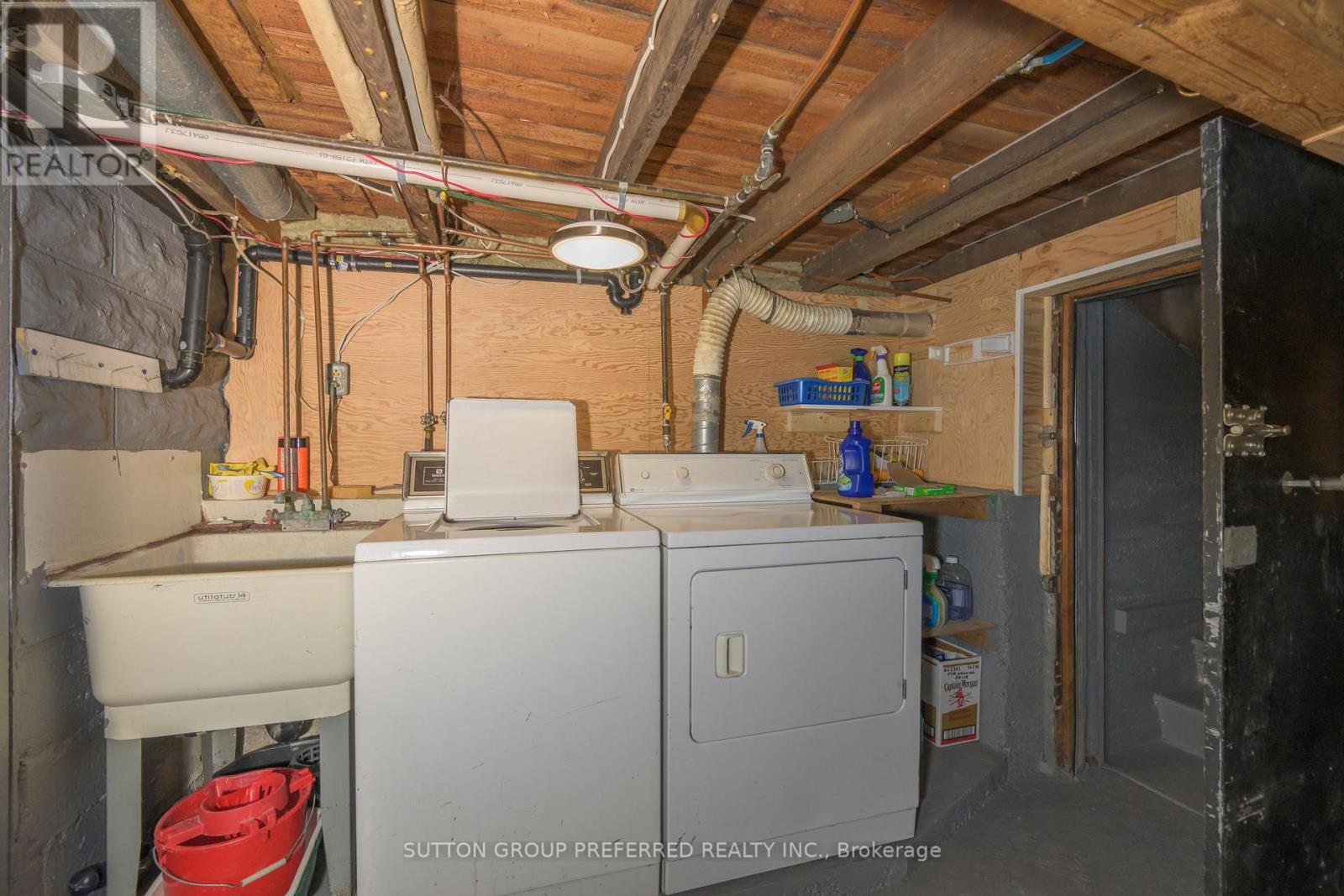 447 Woodman Avenue Property Photo 36