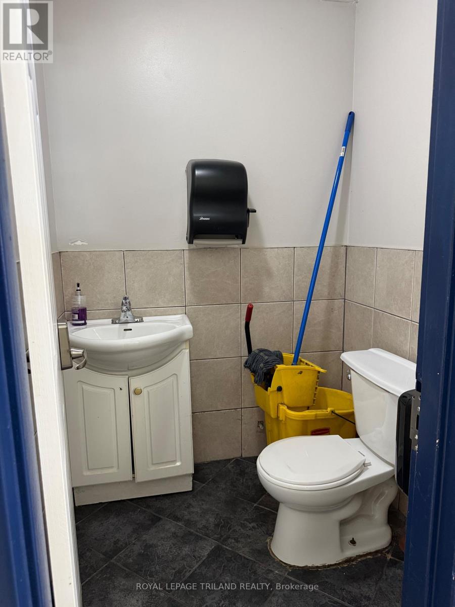 4-775 Southdale Road E Property Photo 8