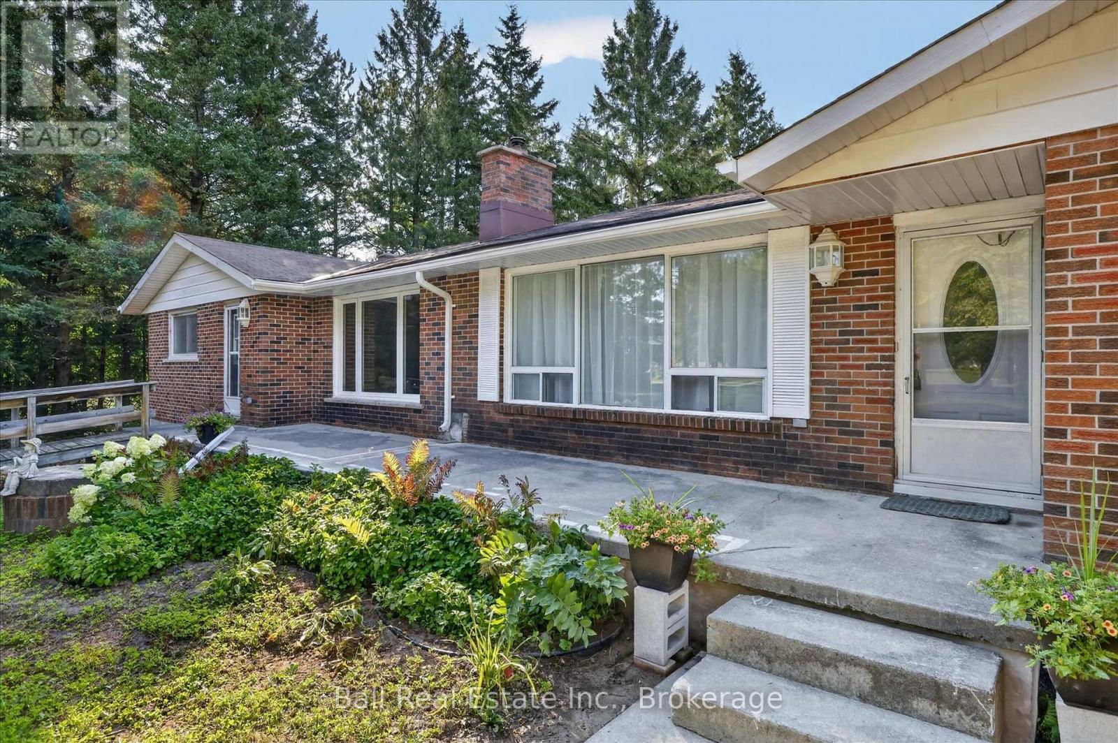 751 Ford Crescent Property Photo 2
