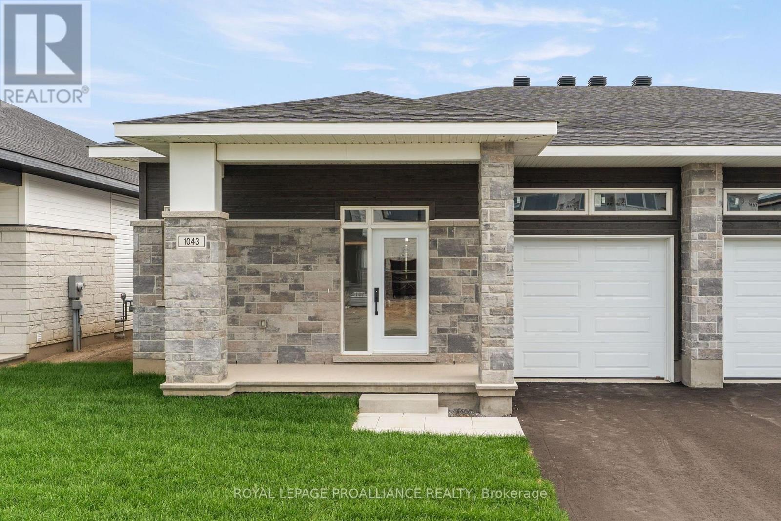 1043 Moore Street Property Photo 1