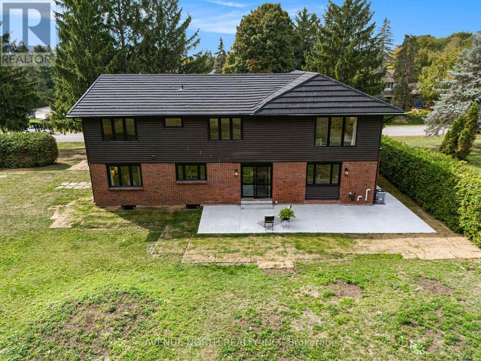 19 Newland Drive E Property Photo 8