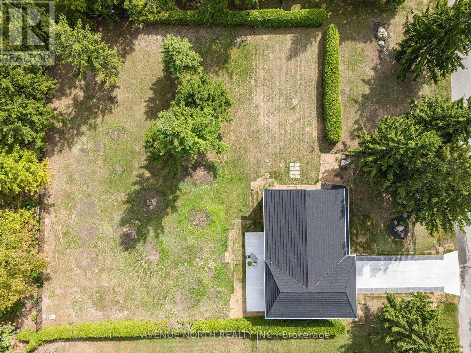 19 Newland Drive E Property Photo 9