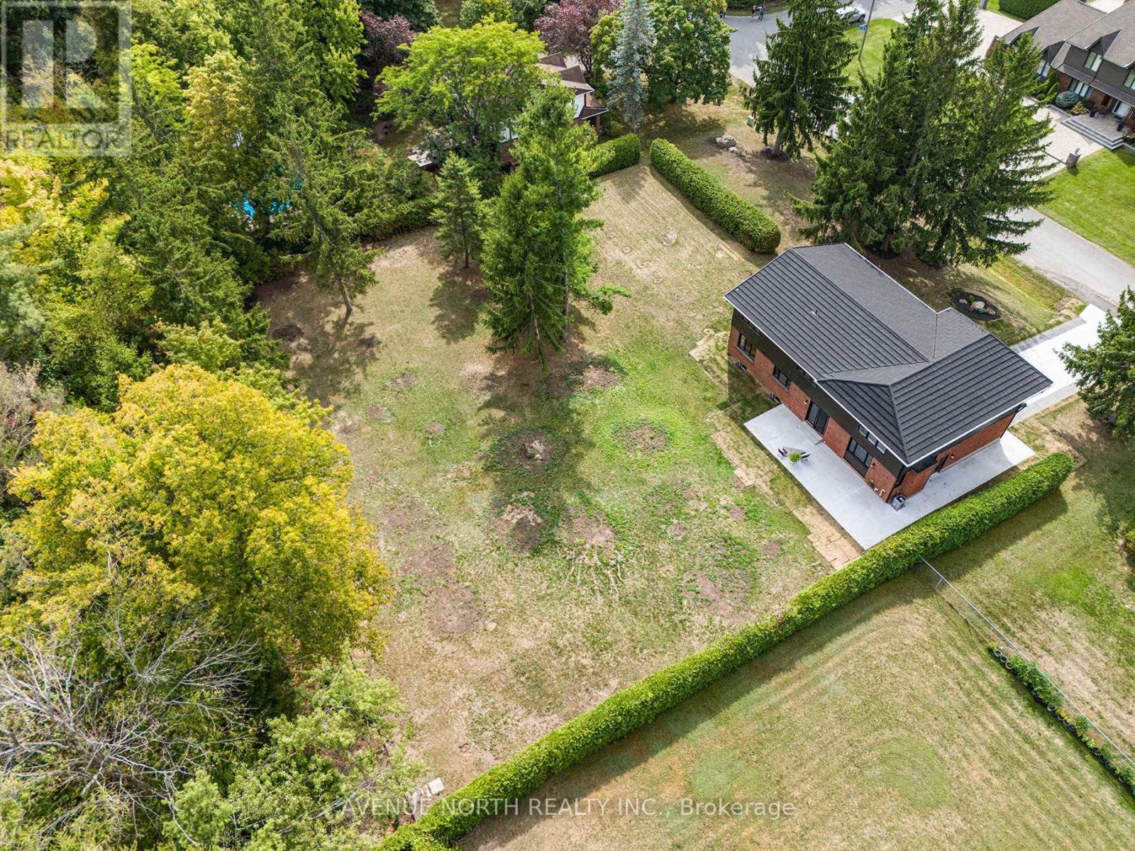 19 Newland Drive E Property Photo 10