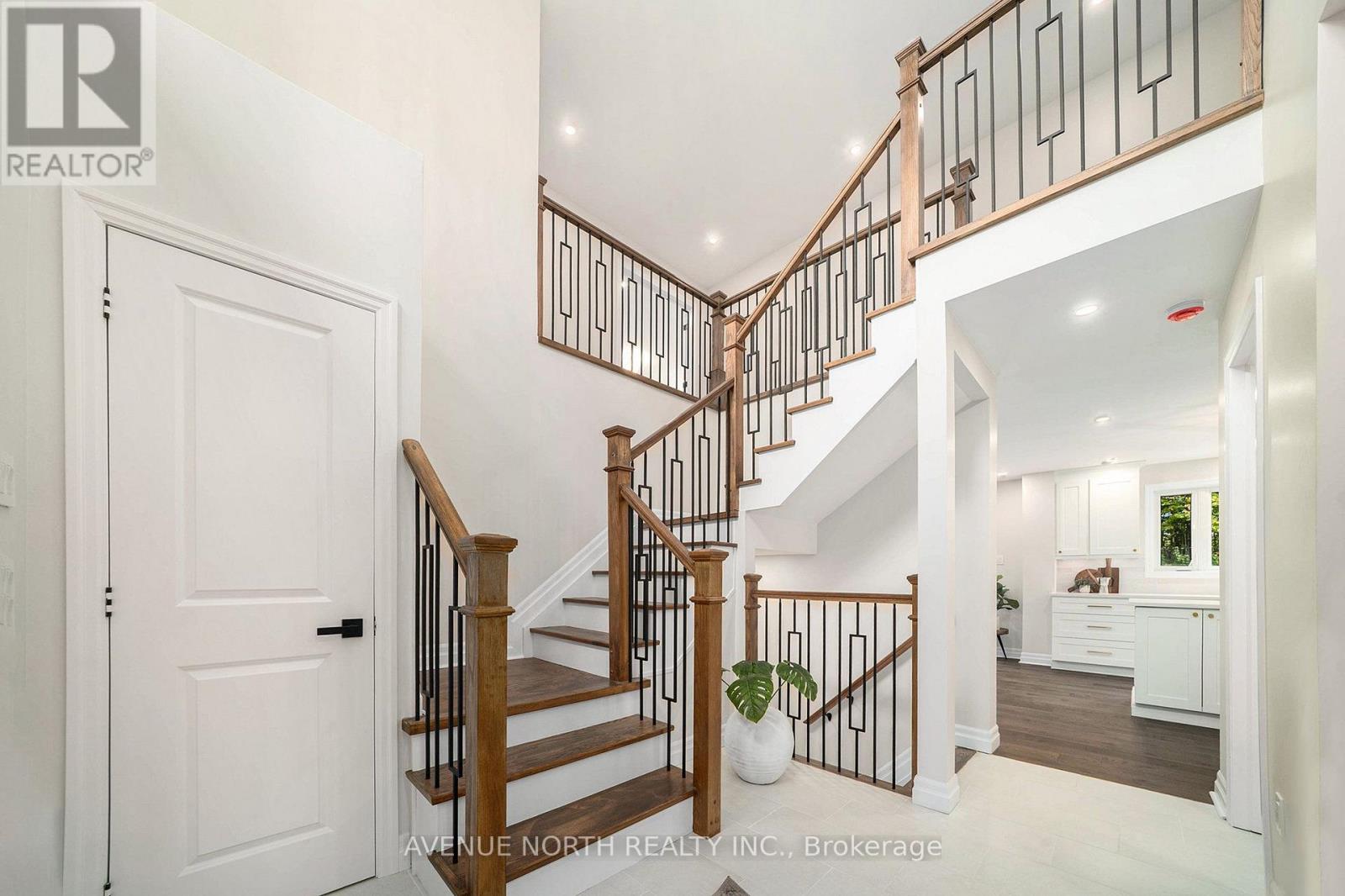 19 Newland Drive E Property Photo 14
