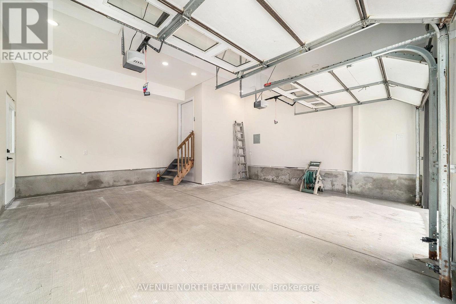 19 Newland Drive E Property Photo 37