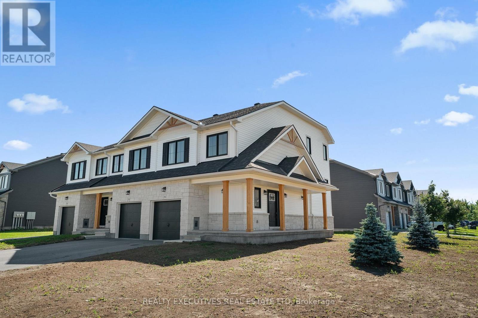 31 Whitcomb Crescent Property Photo 2