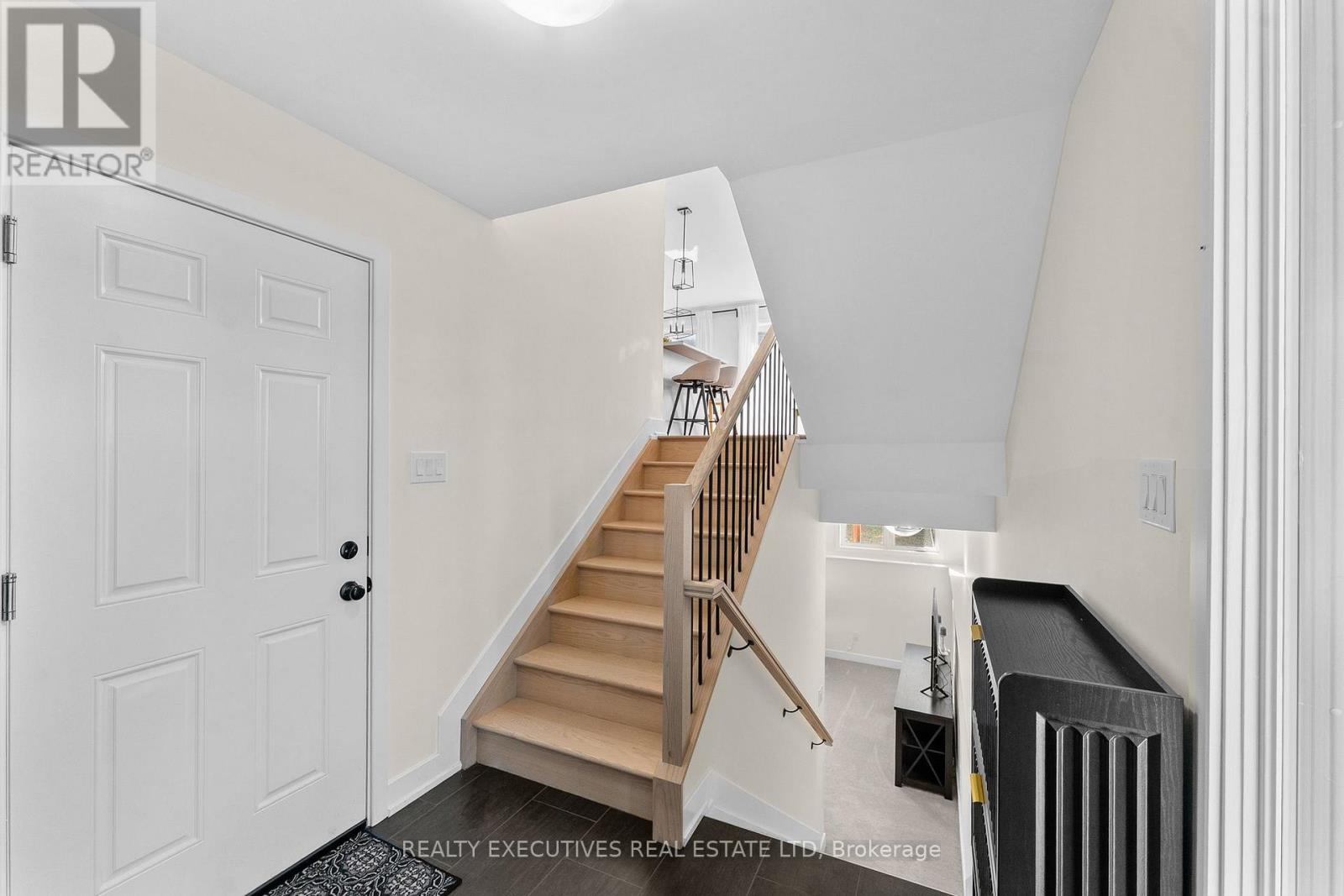 31 Whitcomb Crescent Property Photo 5