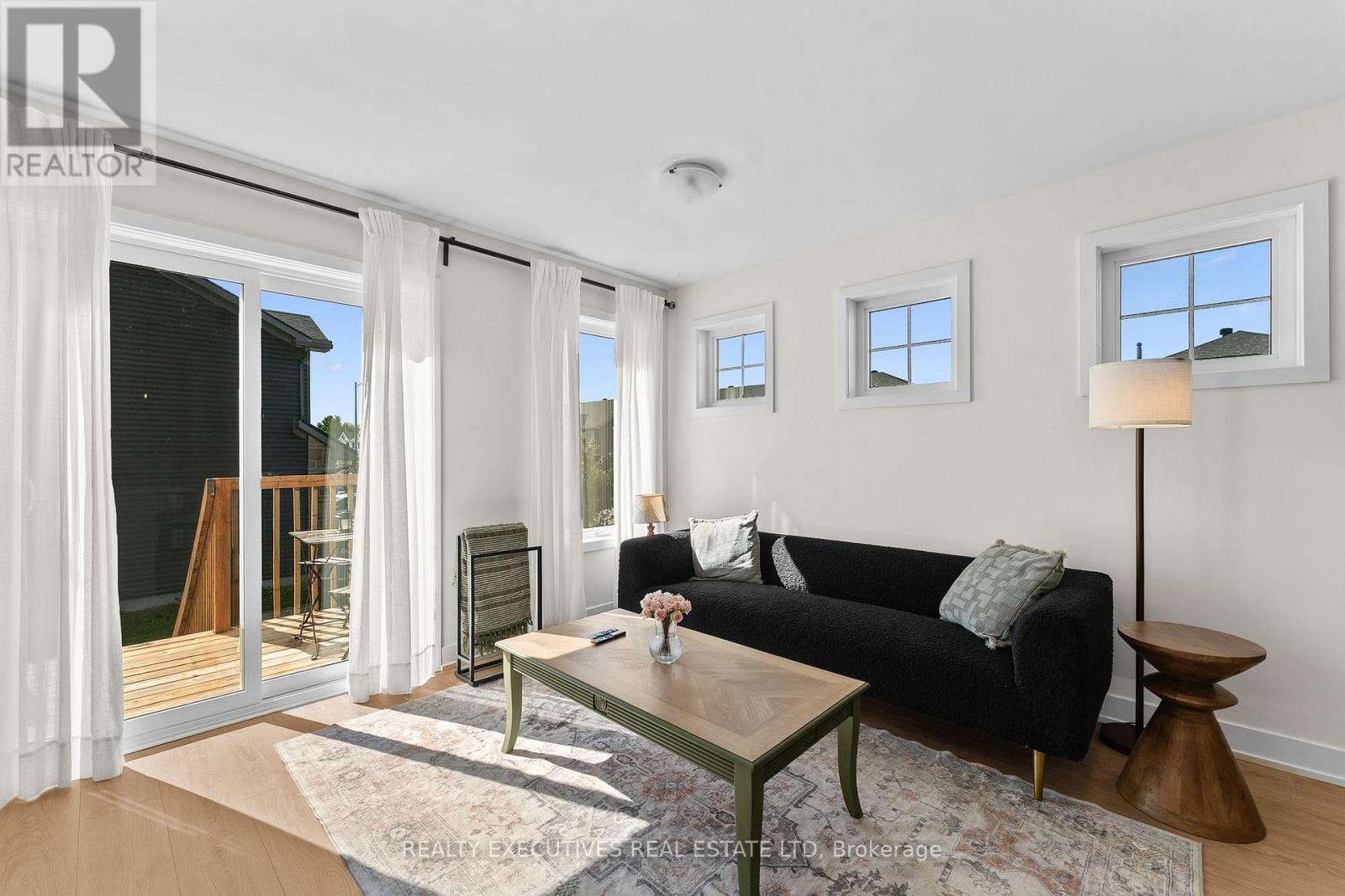 31 Whitcomb Crescent Property Photo 6