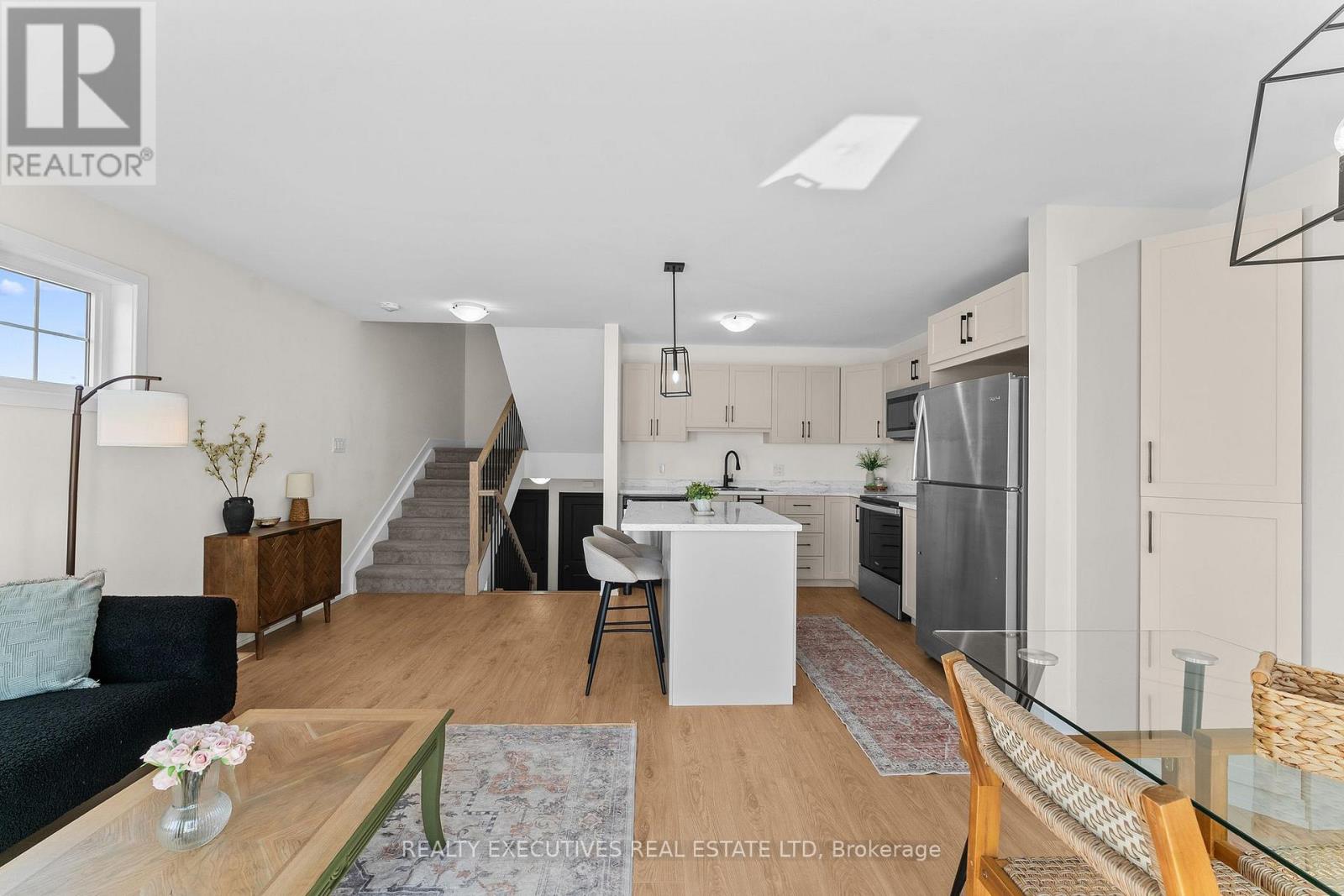 31 Whitcomb Crescent Property Photo 7