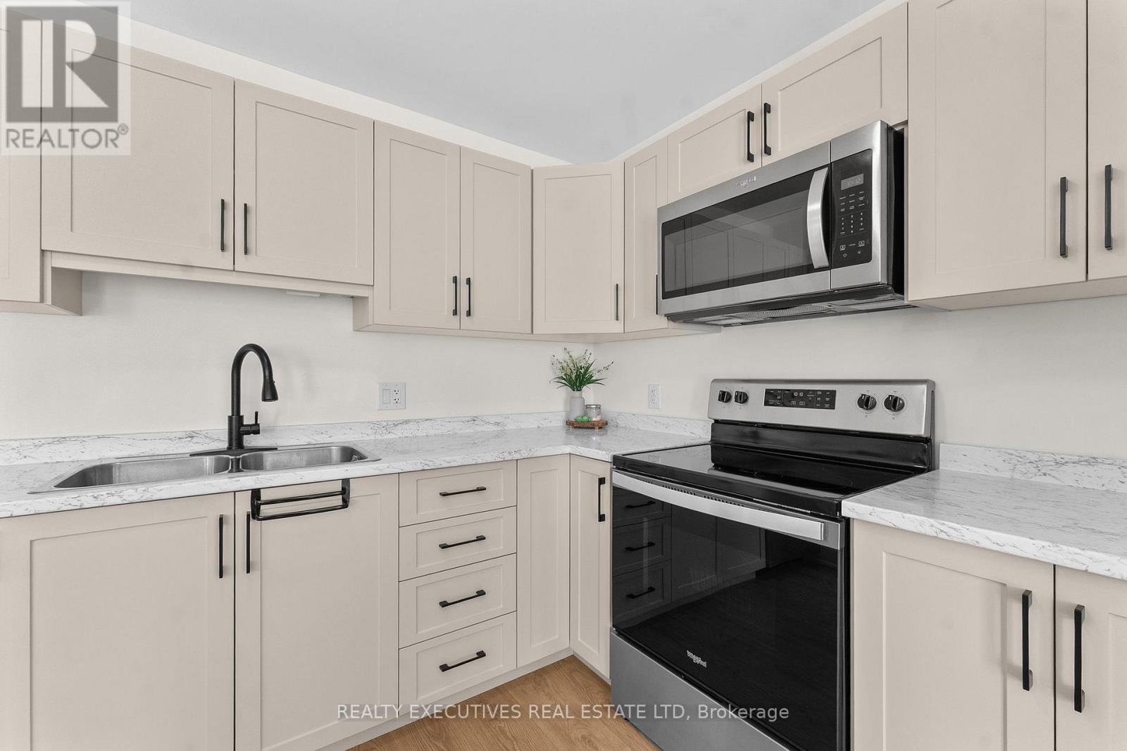 31 Whitcomb Crescent Property Photo 15
