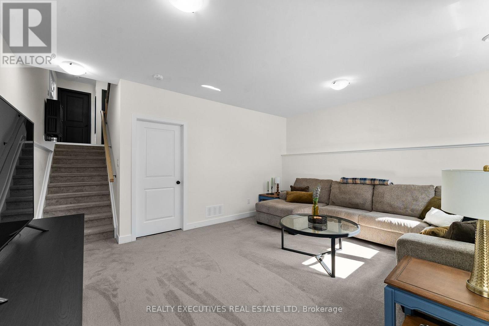 31 Whitcomb Crescent Property Photo 28