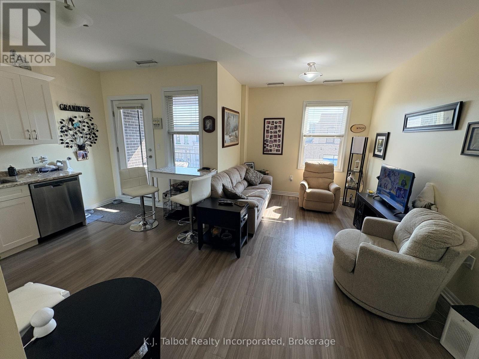 Unit 204 - 35 St David Street Property Photo 2