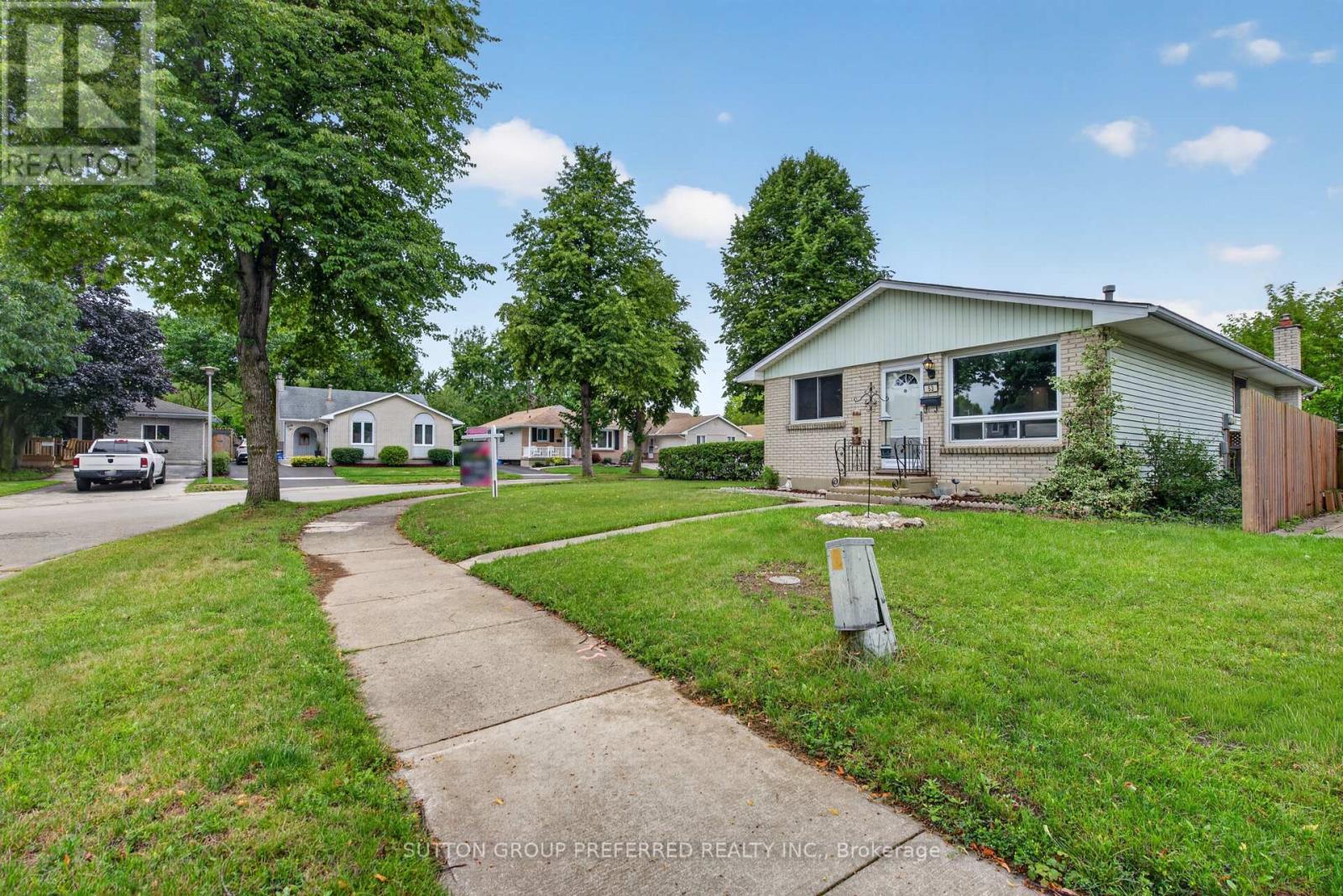 53 Renny Crescent Property Photo 1